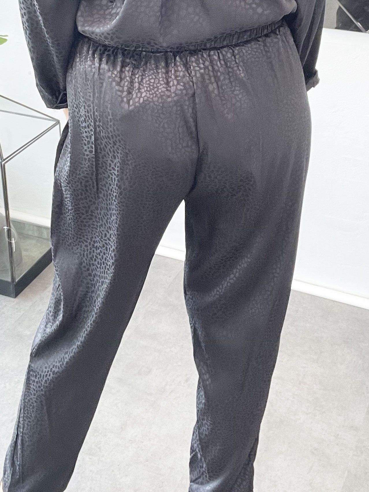 Miriam Pants - Bukser i silkelook med småt dyreprint